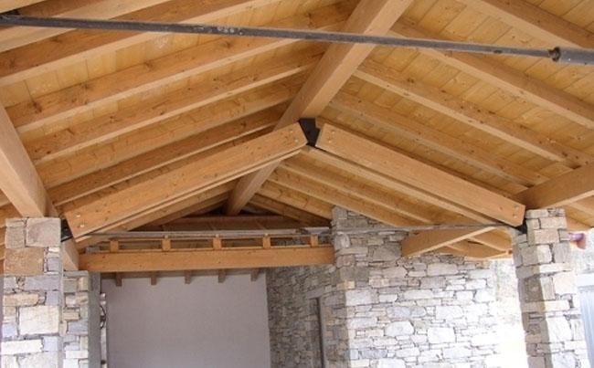 Edificare casa un mix di cemento tetti in legno e for Tetti in legno particolari costruttivi