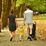 Passeggino e marsupio: pro e contro