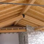 Edificare casa: un mix di cemento, tetti in legno e ripartizione con cartongesso