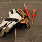 Guanti in crosta: a che cosa servono, per quali lavori utilizzarli e guida alla scelta